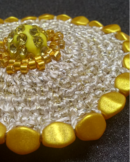 Háčkované dizajnové náušnice "Nádych luxusu"